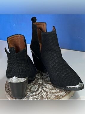 JEFFREY CAMPBELL BLACK SNAKESKIN DESIGN  BOOTIES SIZE 6